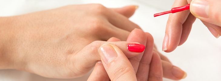La pose de vernis semi-permanent dans votre institut à Pontoise : plus de 180 couleurs à votre disposition